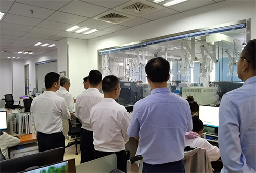 陈博士带领杨副市长一行人参观了k8凯发国际规范化的先进实验室，讲解了药物临床前的研发和IND申报流程。