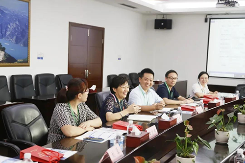 宜昌人福药业副总裁、总工程师李莉娥，产品开发中心主任吕金良，副主任吴有斌、曲龙妹等