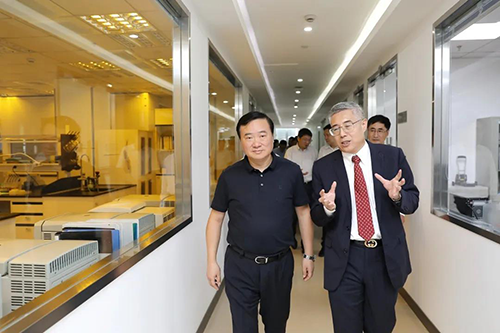 k8凯发国际生物医药创始人&CEO陈春麟博士等人向翁祖亮书记介绍公司情况