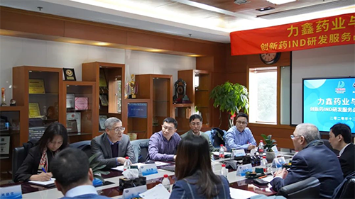 k8凯发国际创始人&CEO陈春麟博士、化学部与生物部高级副总裁任峰博士、药代动力学与生物分析部副总裁辛保民博士、商务开展部副总裁蔡金娜博士等出席签约仪式。